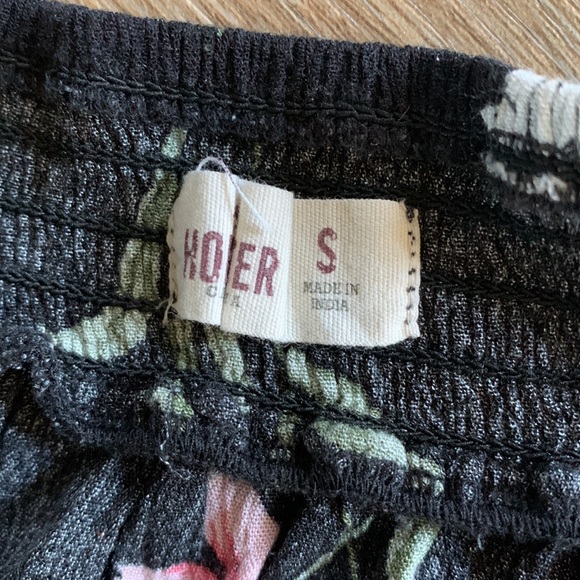 Hollister jr sz S off the shoulder crop top euc - Picture 3 of 4